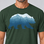 Nahaufnahme des Drucks: Bär im Bergwald – T-Shirt Unisex in Flaschengrün, von einem Mann getragen