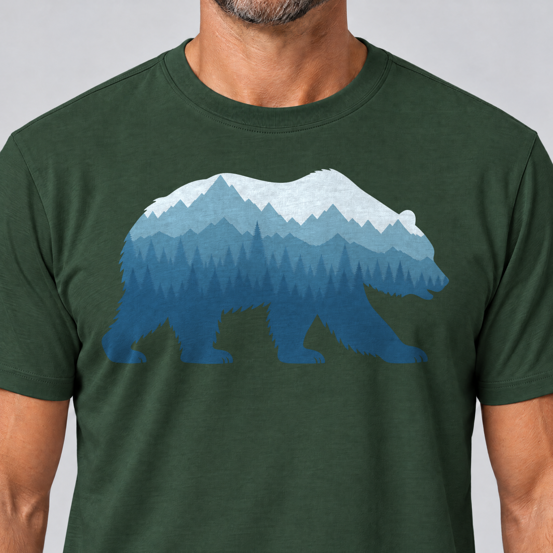 Nahaufnahme des Drucks: Bär im Bergwald – T-Shirt Unisex in Flaschengrün, von einem Mann getragen