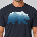 Nahaufnahme des Drucks: Bär im Bergwald – T-Shirt Unisex in Navy, von einem Mann getragen
