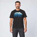 Mann trägt Bär im Bergwald – T-Shirt Unisex in Schwarz, Ansicht von vorn