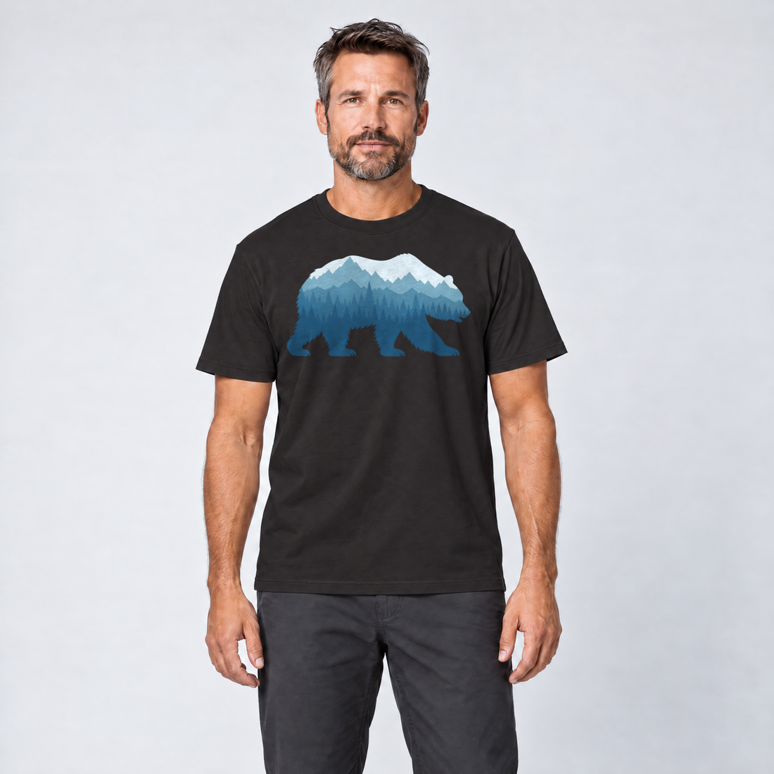 Mann trägt Bär im Bergwald – T-Shirt Unisex in Schwarz, Ansicht von vorn