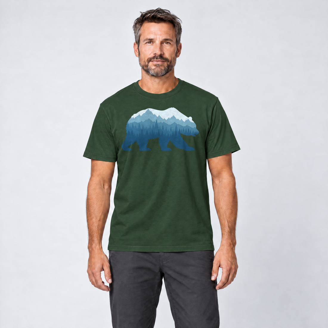 Mann trägt Bär im Bergwald – T-Shirt Unisex in Flaschengrün, Ansicht von vorn