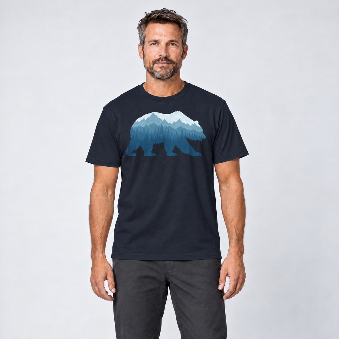 Mann trägt Bär im Bergwald – T-Shirt Unisex in Navy, Ansicht von vorn