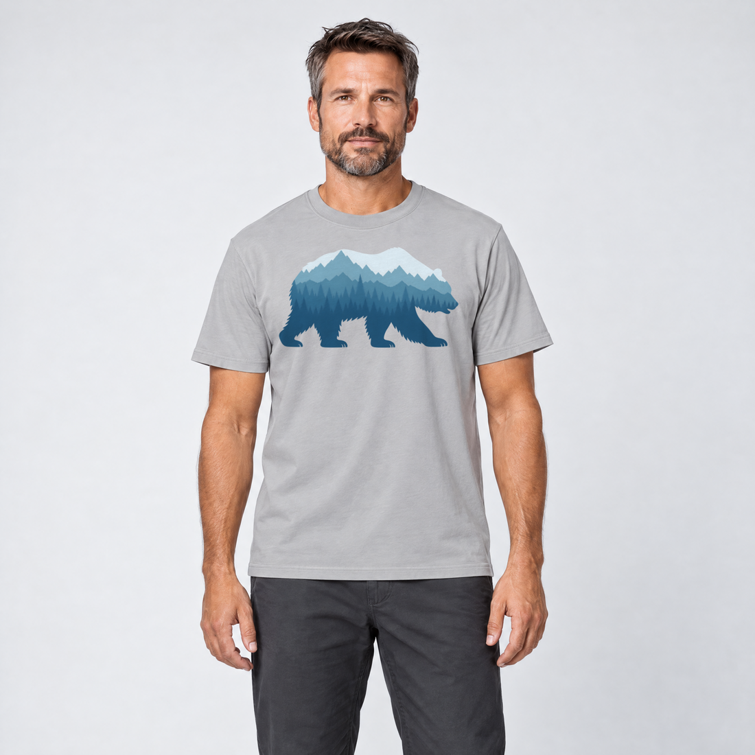 Mann trägt Bär im Bergwald – T-Shirt Unisex in Hellgrau, Ansicht von vorn