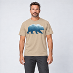 Mann trägt Bär im Bergwald – T-Shirt Unisex in Sand, Ansicht von vorn