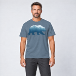 Mann trägt Bär im Bergwald – T-Shirt Unisex in Steinblau, Ansicht von vorn