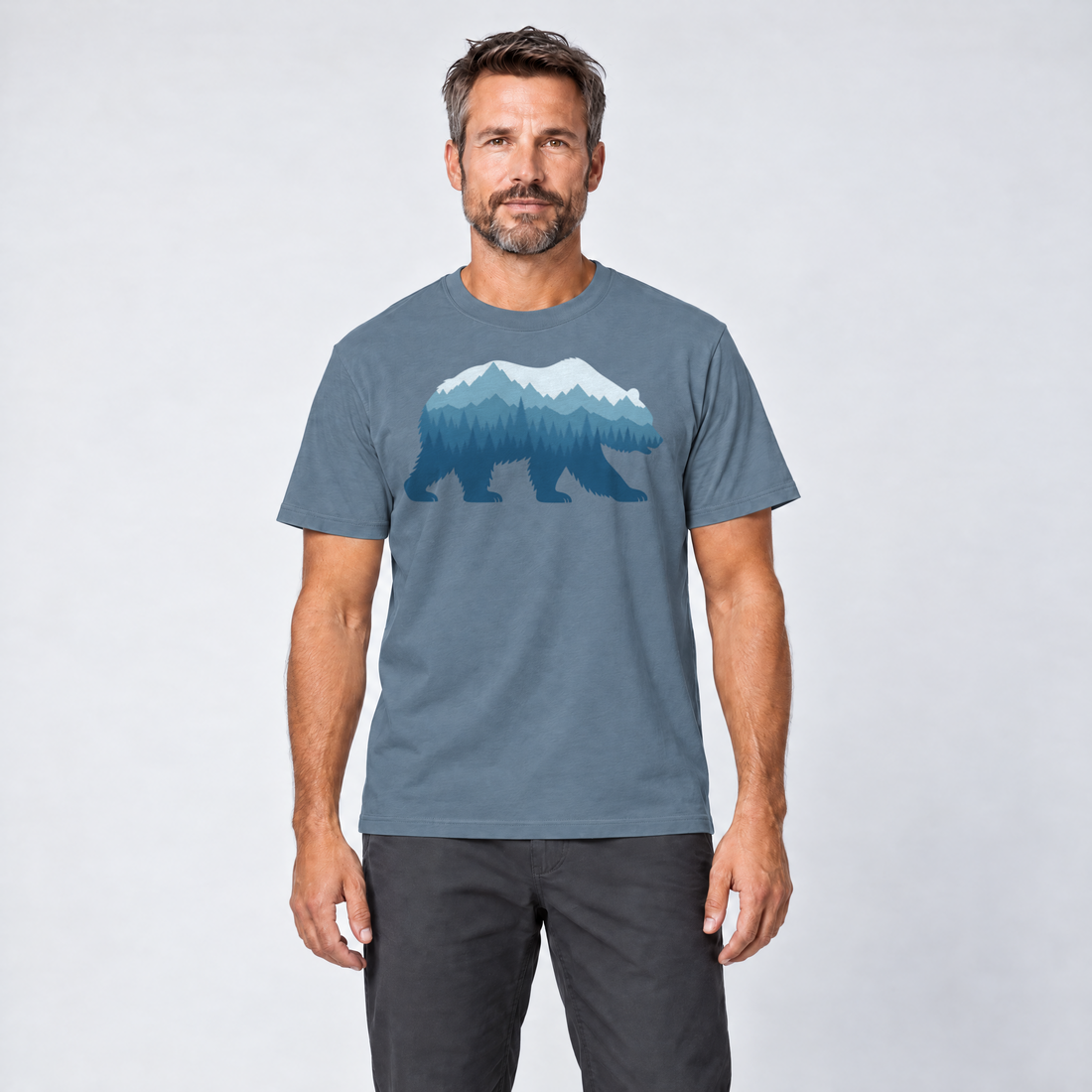 Mann trägt Bär im Bergwald – T-Shirt Unisex in Steinblau, Ansicht von vorn