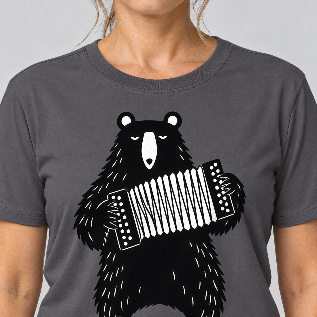 Nahaufnahme des Drucks: Bär mit Steirischer – T-Shirt Unisex in Dunkelgrau, von einer Frau getragen