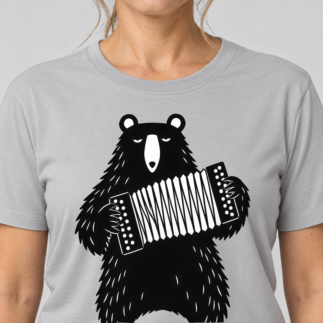 Nahaufnahme des Drucks: Bär mit Steirischer – T-Shirt Unisex in Hellgrau, von einer Frau getragen
