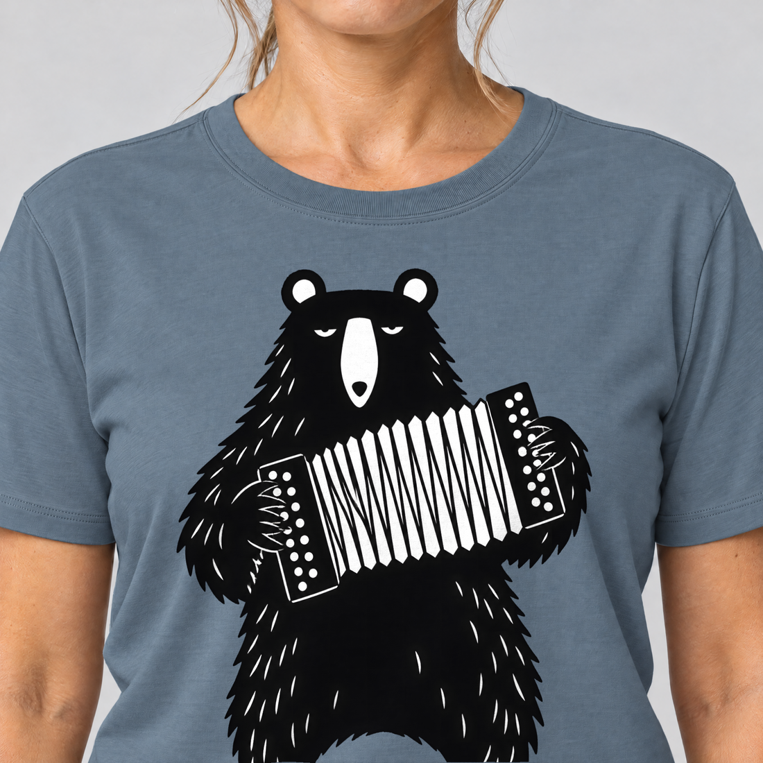 Nahaufnahme des Drucks: Bär mit Steirischer – T-Shirt Unisex in Steinblau, von einer Frau getragen