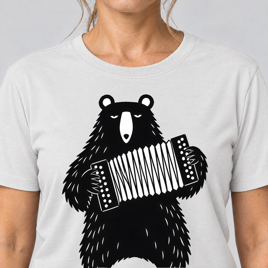 Nahaufnahme des Drucks: Bär mit Steirischer – T-Shirt Unisex in Weiß, von einer Frau getragen