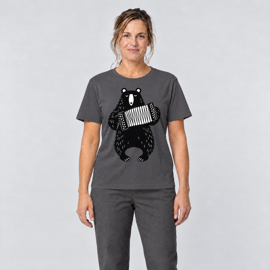 Frau trägt Bär mit Steirischer – T-Shirt Unisex in Dunkelgrau, Ansicht von vorn