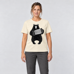 Frau trägt Bär mit Steirischer – T-Shirt Unisex in Natur, Ansicht von vorn