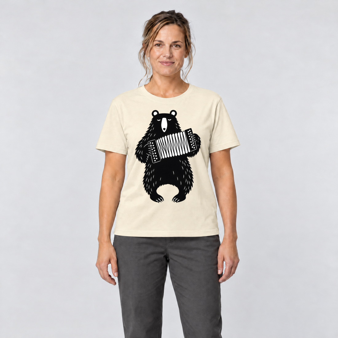 Frau trägt Bär mit Steirischer – T-Shirt Unisex in Natur, Ansicht von vorn