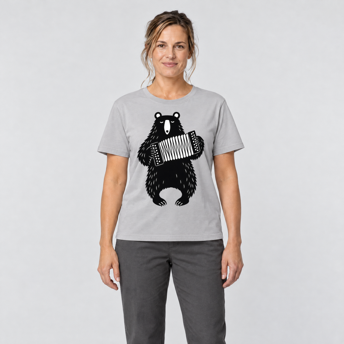 Frau trägt Bär mit Steirischer – T-Shirt Unisex in Hellgrau, Ansicht von vorn