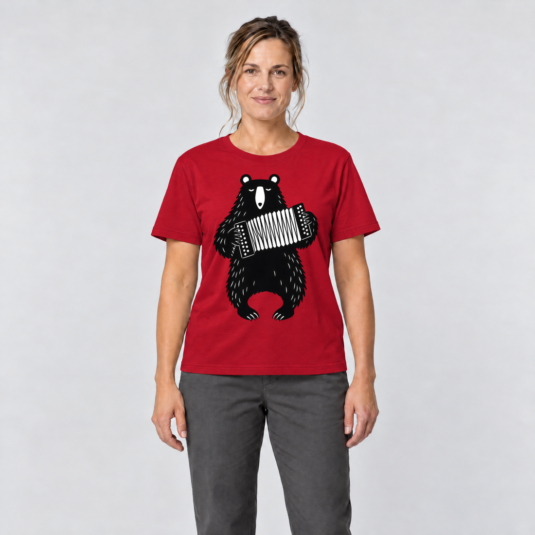 Frau trägt Bär mit Steirischer – T-Shirt Unisex in Rot, Ansicht von vorn