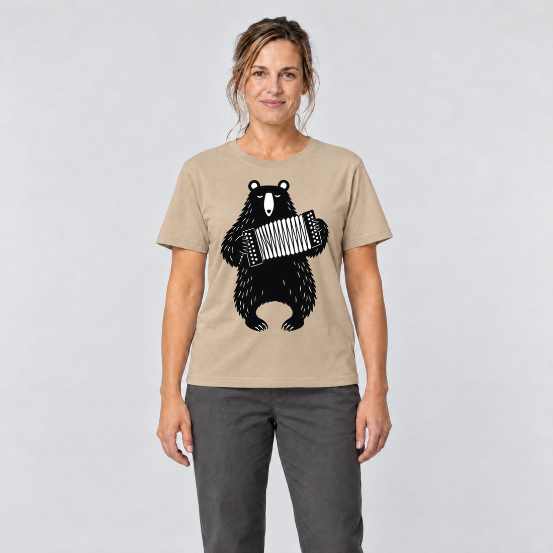 Frau trägt Bär mit Steirischer – T-Shirt Unisex in Sand, Ansicht von vorn