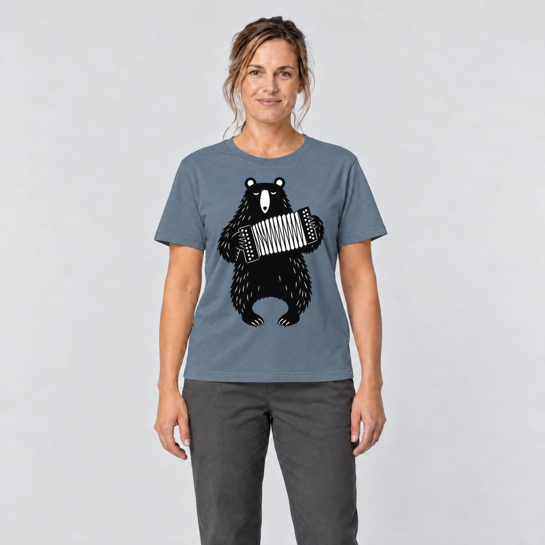 Frau trägt Bär mit Steirischer – T-Shirt Unisex in Steinblau, Ansicht von vorn