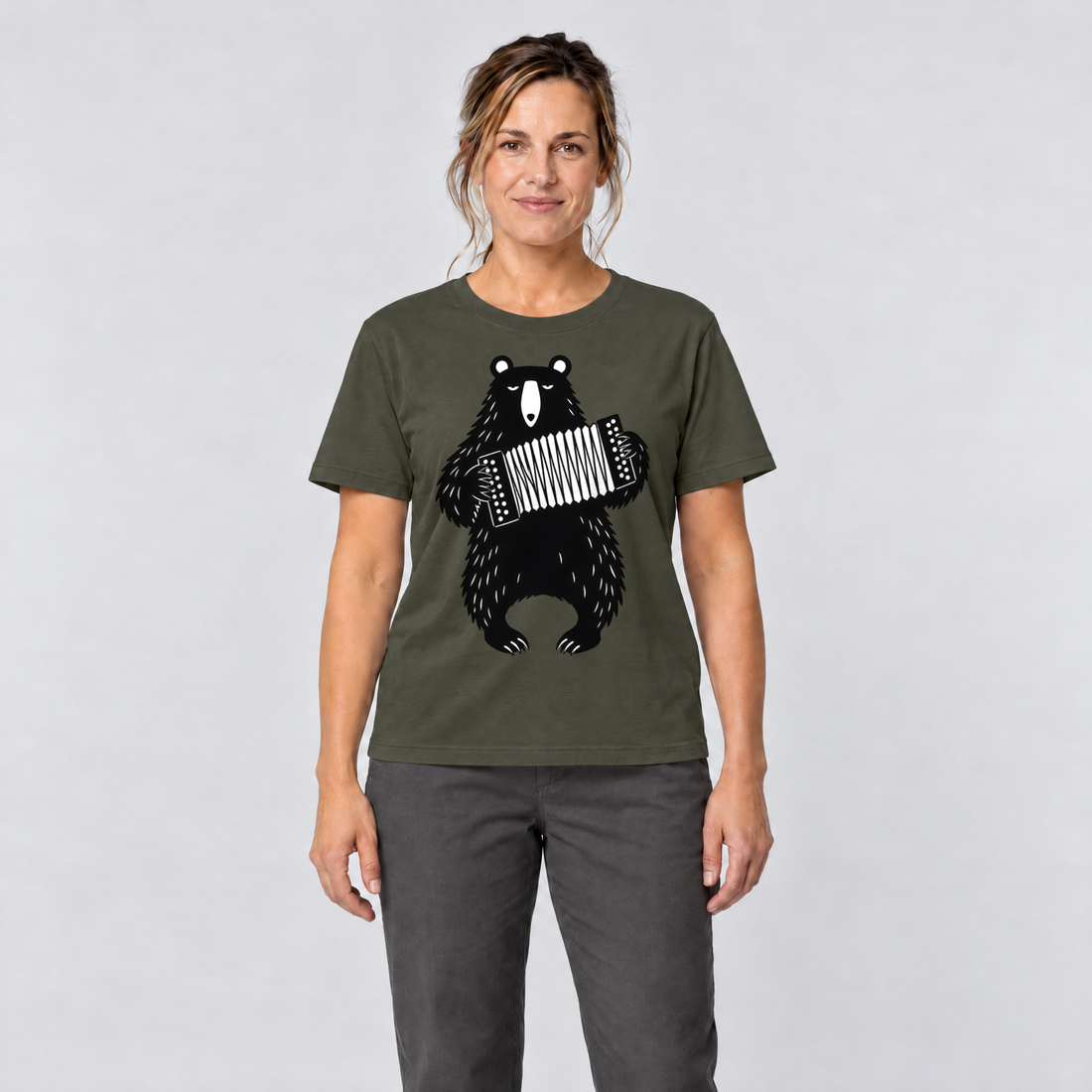 Frau trägt Bär mit Steirischer – T-Shirt Unisex in Oliv, Ansicht von vorn