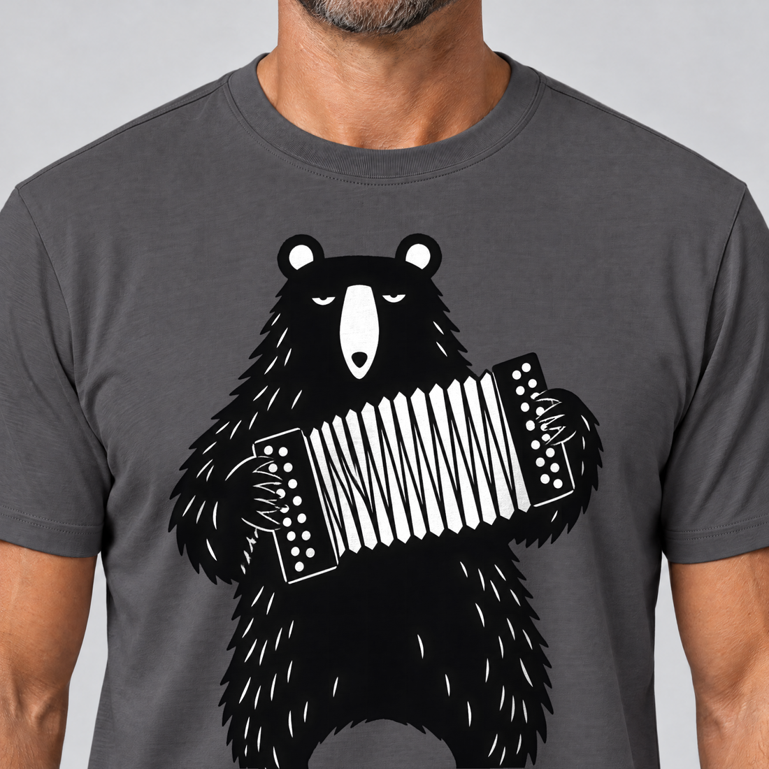 Nahaufnahme des Drucks: Bär mit Steirischer – T-Shirt Unisex in Dunkelgrau, von einem Mann getragen