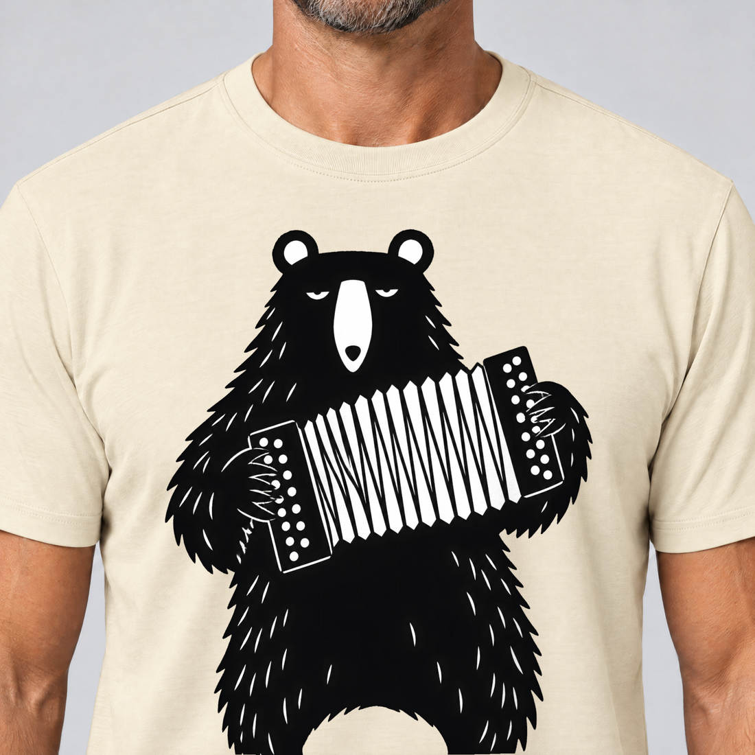 Nahaufnahme des Drucks: Bär mit Steirischer – T-Shirt Unisex in Natur, von einem Mann getragen