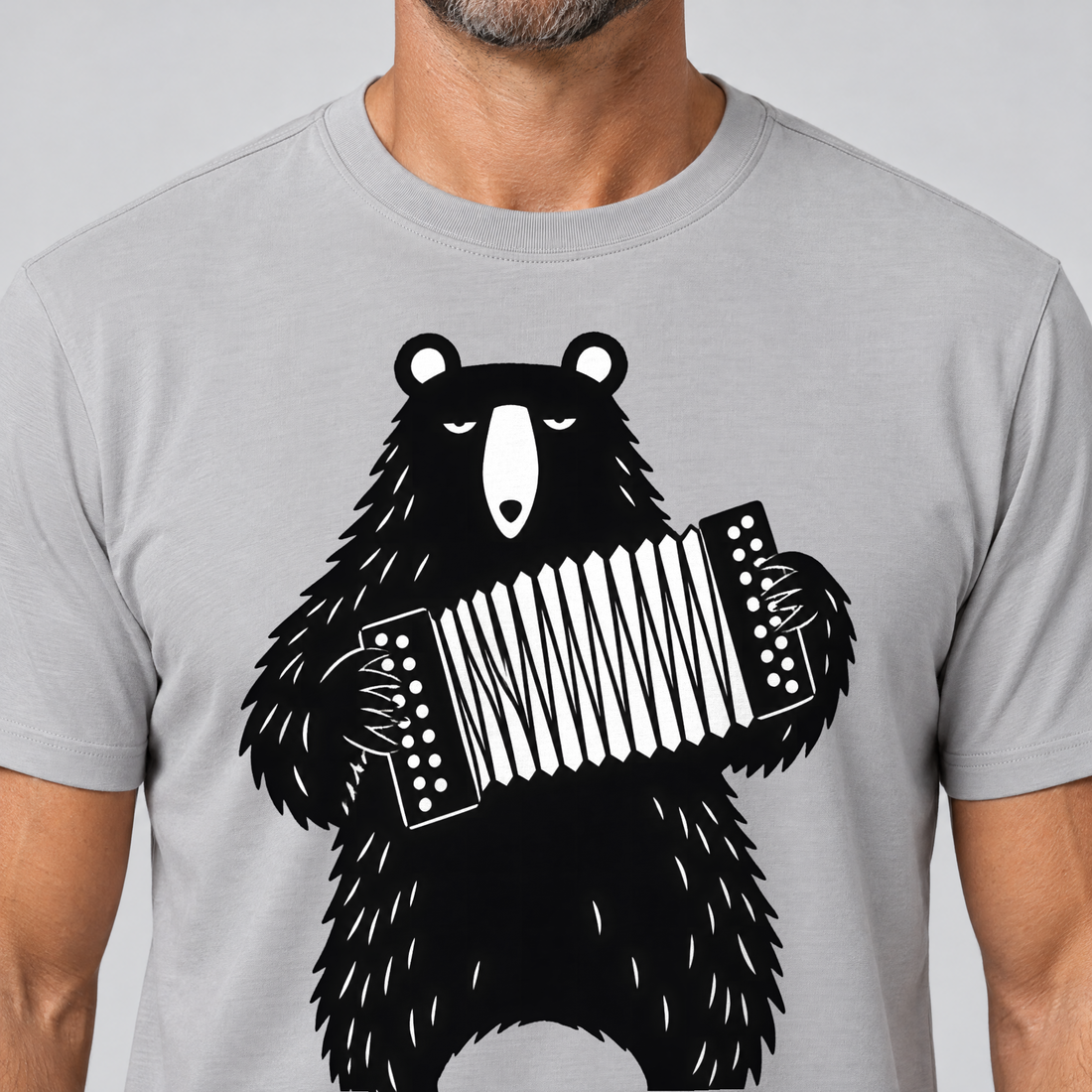 Nahaufnahme des Drucks: Bär mit Steirischer – T-Shirt Unisex in Hellgrau, von einem Mann getragen