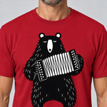 Nahaufnahme des Drucks: Bär mit Steirischer – T-Shirt Unisex in Rot, von einem Mann getragen