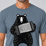 Nahaufnahme des Drucks: Bär mit Steirischer – T-Shirt Unisex in Steinblau, von einem Mann getragen