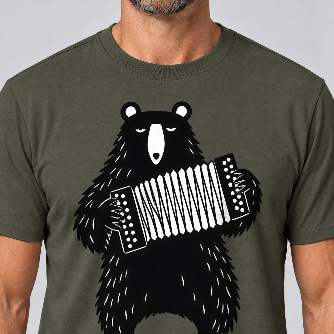 Nahaufnahme des Drucks: Bär mit Steirischer – T-Shirt Unisex in Oliv, von einem Mann getragen