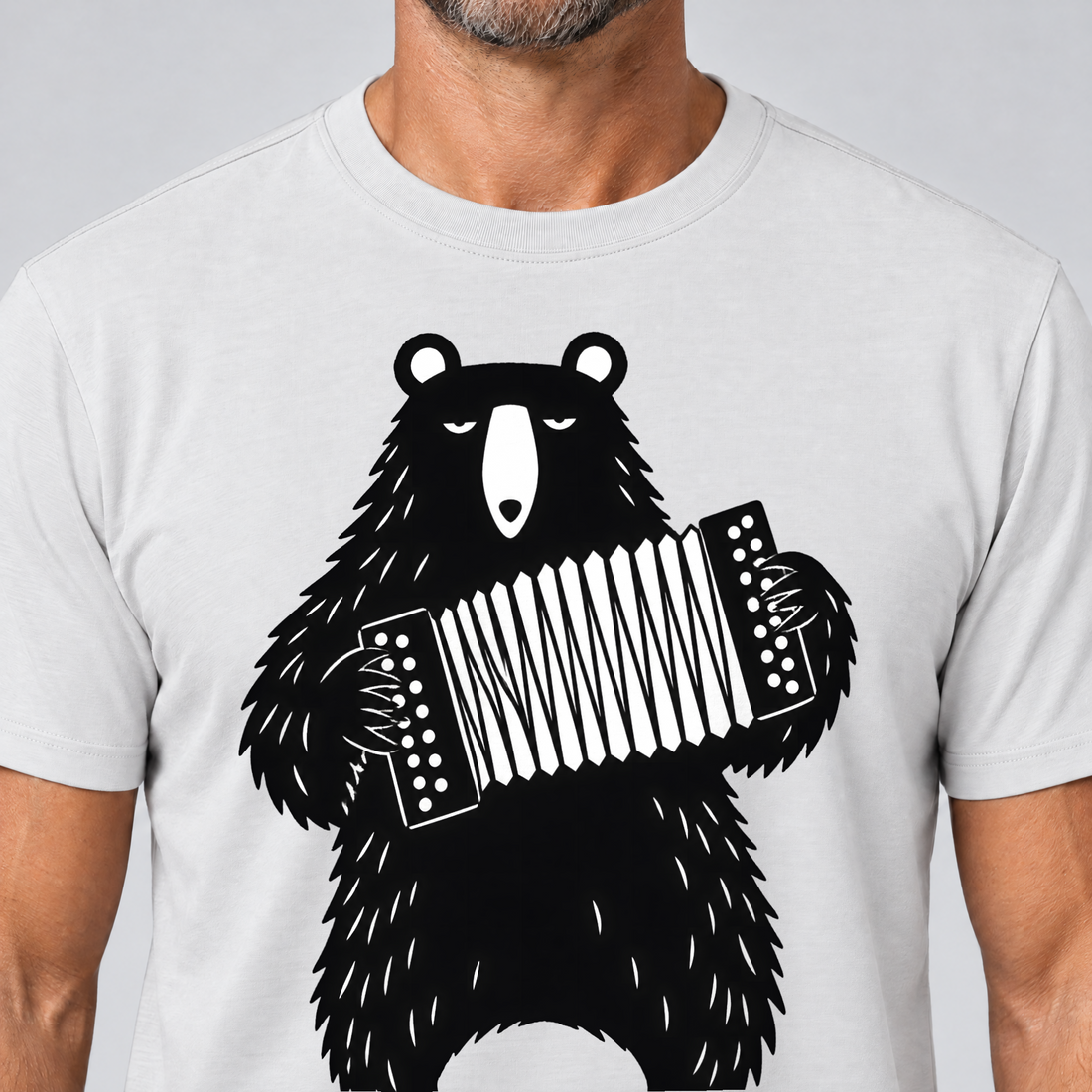 Nahaufnahme des Drucks: Bär mit Steirischer – T-Shirt Unisex in Weiß, von einem Mann getragen