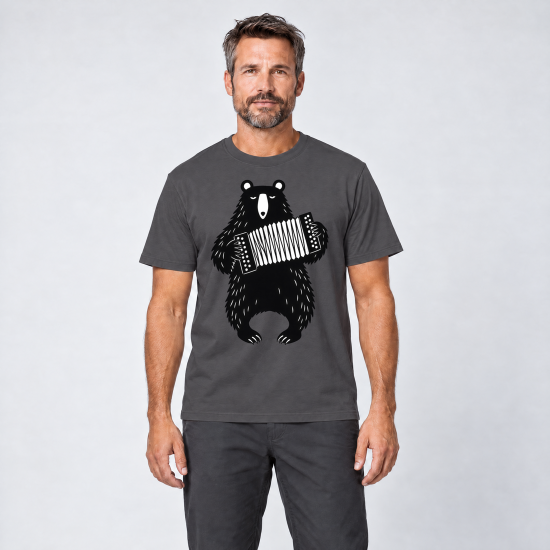 Mann trägt Bär mit Steirischer – T-Shirt Unisex in Dunkelgrau, Ansicht von vorn