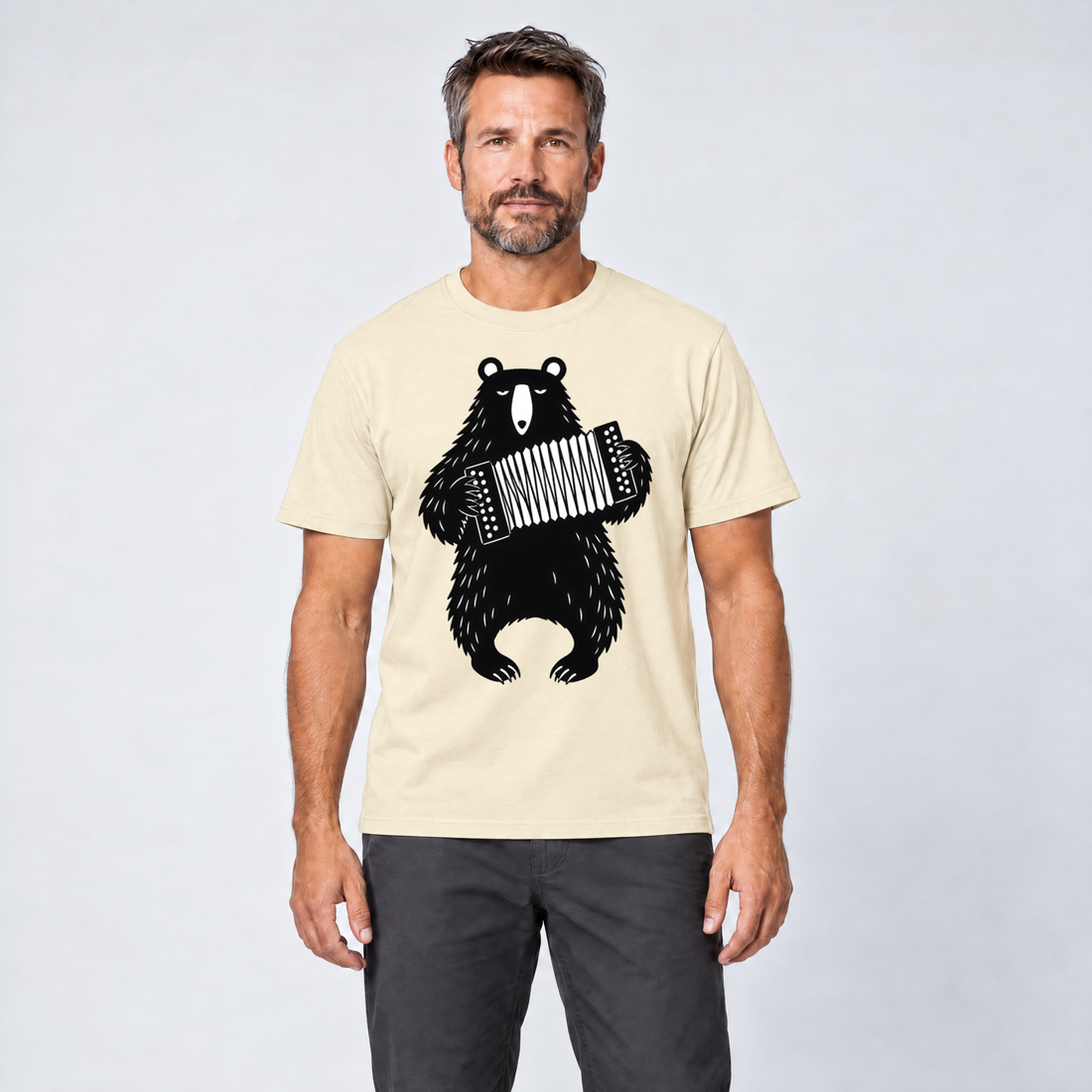 Mann trägt Bär mit Steirischer – T-Shirt Unisex in Natur, Ansicht von vorn