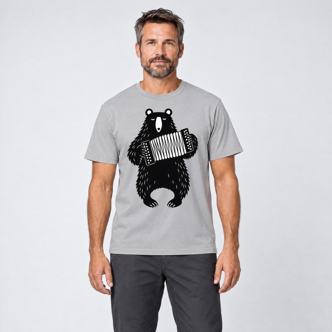 Mann trägt Bär mit Steirischer – T-Shirt Unisex in Hellgrau, Ansicht von vorn