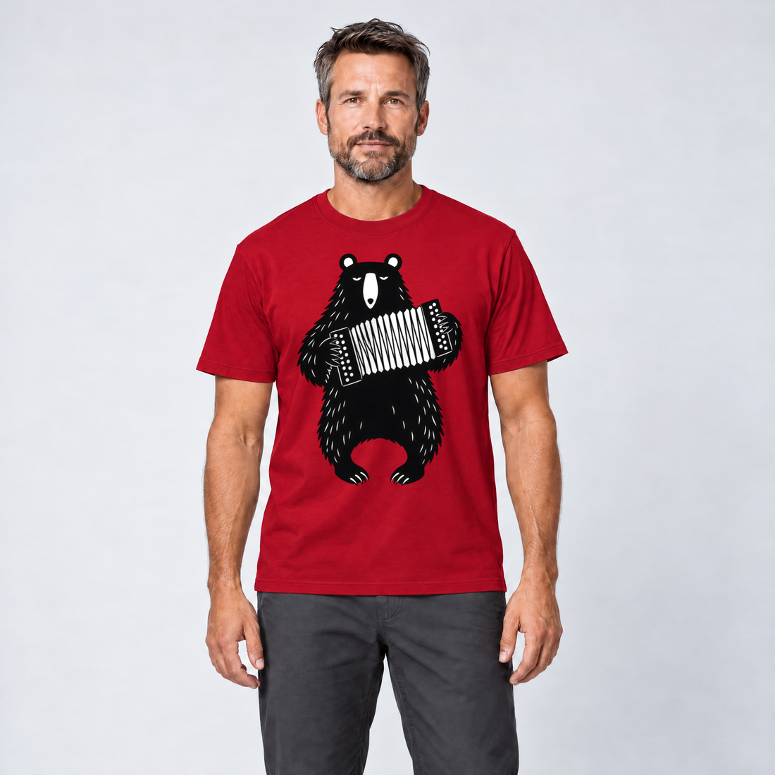Mann trägt Bär mit Steirischer – T-Shirt Unisex in Rot, Ansicht von vorn