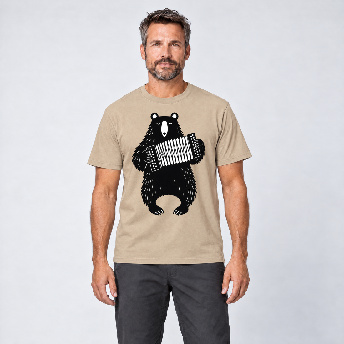 Mann trägt Bär mit Steirischer – T-Shirt Unisex in Sand, Ansicht von vorn