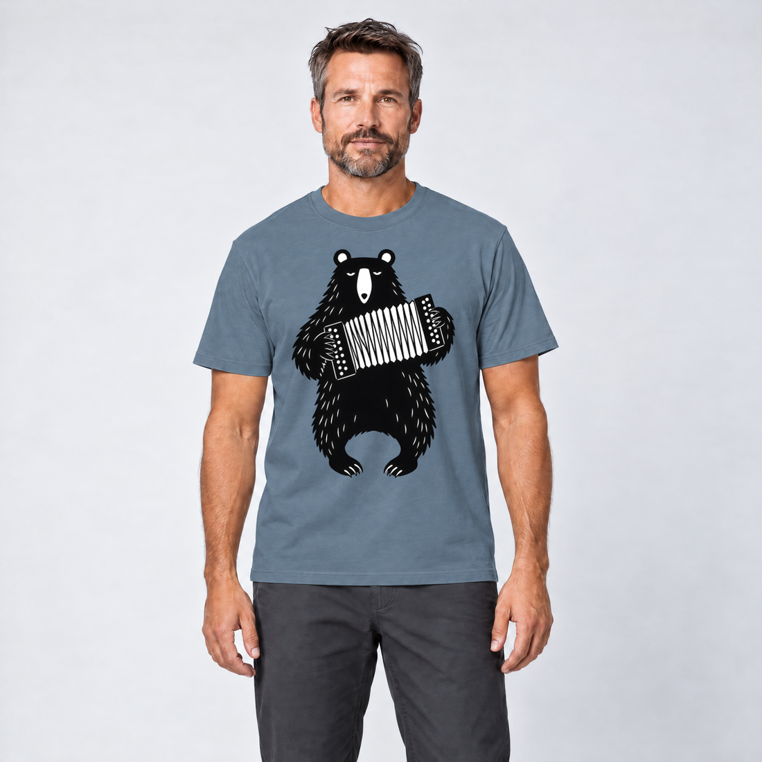 Mann trägt Bär mit Steirischer – T-Shirt Unisex in Steinblau, Ansicht von vorn