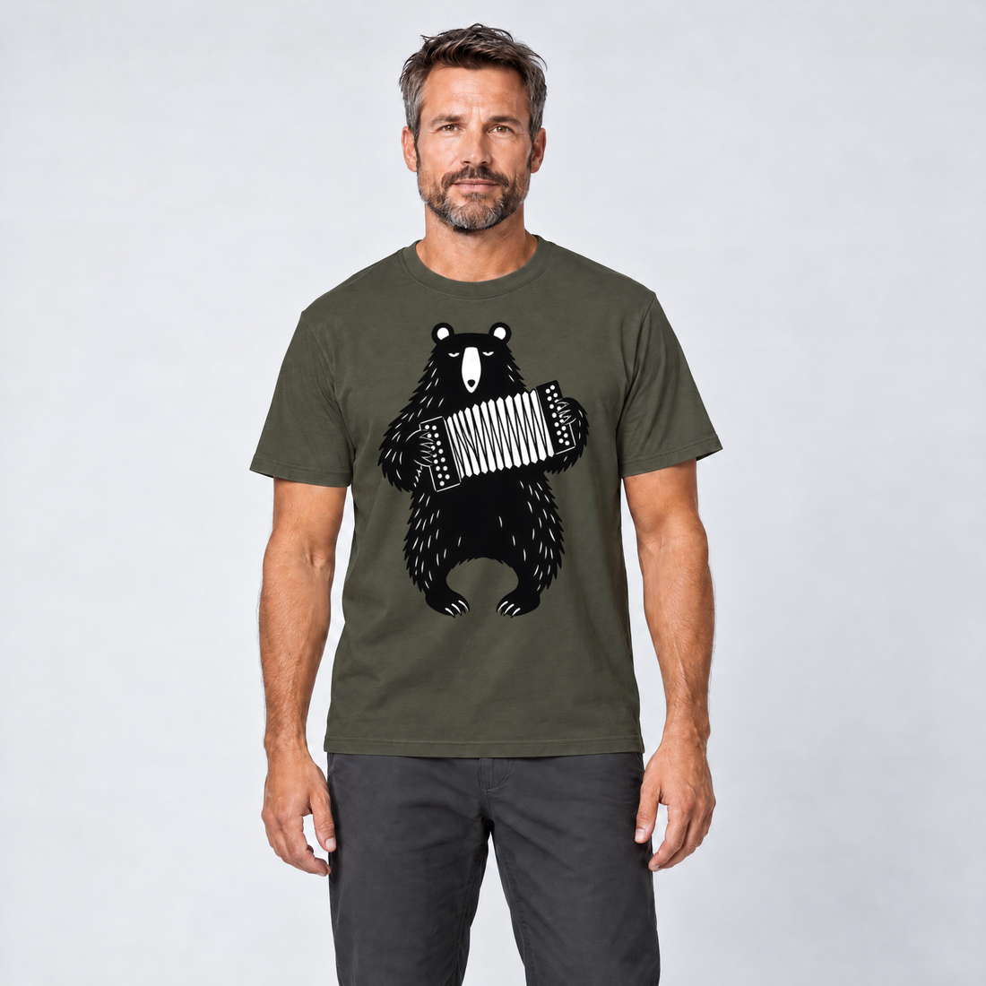 Mann trägt Bär mit Steirischer – T-Shirt Unisex in Oliv, Ansicht von vorn
