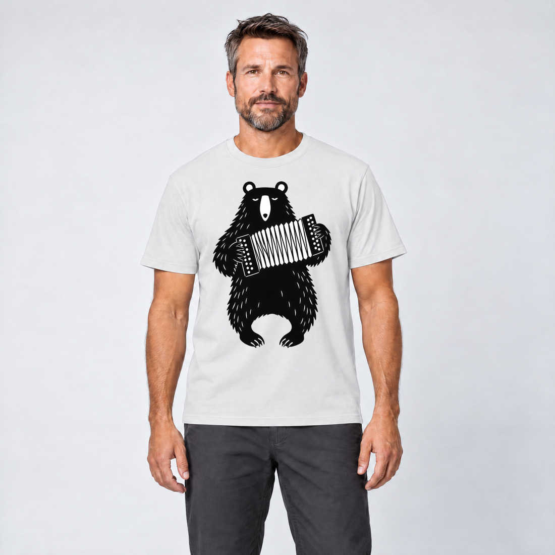 Mann trägt Bär mit Steirischer – T-Shirt Unisex in Weiß, Ansicht von vorn