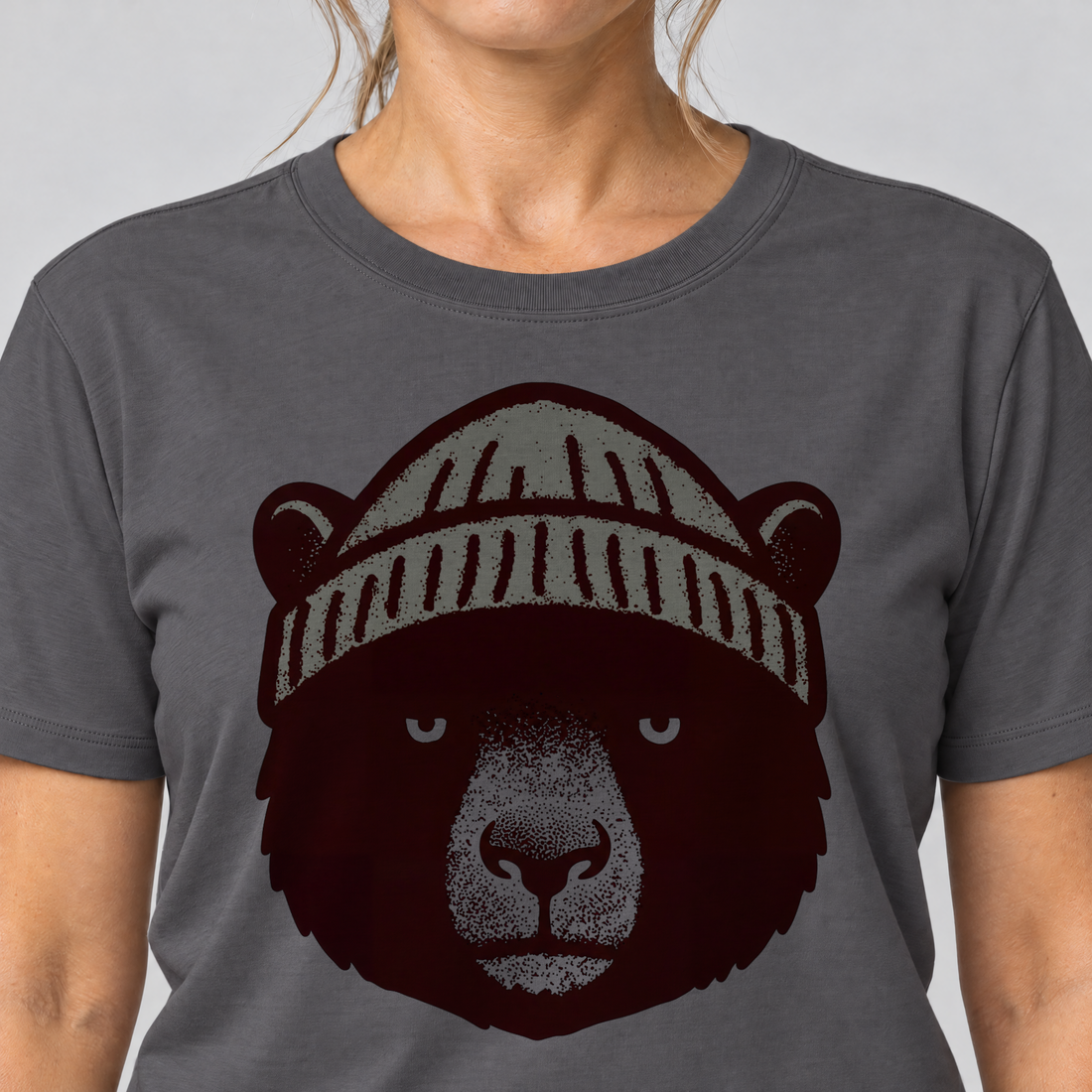 Nahaufnahme des Drucks: Bär mit Strickmütze – T-Shirt Unisex in Dunkelgrau, von einer Frau getragen