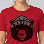 Nahaufnahme des Drucks: Bär mit Strickmütze – T-Shirt Unisex in Rot, von einer Frau getragen