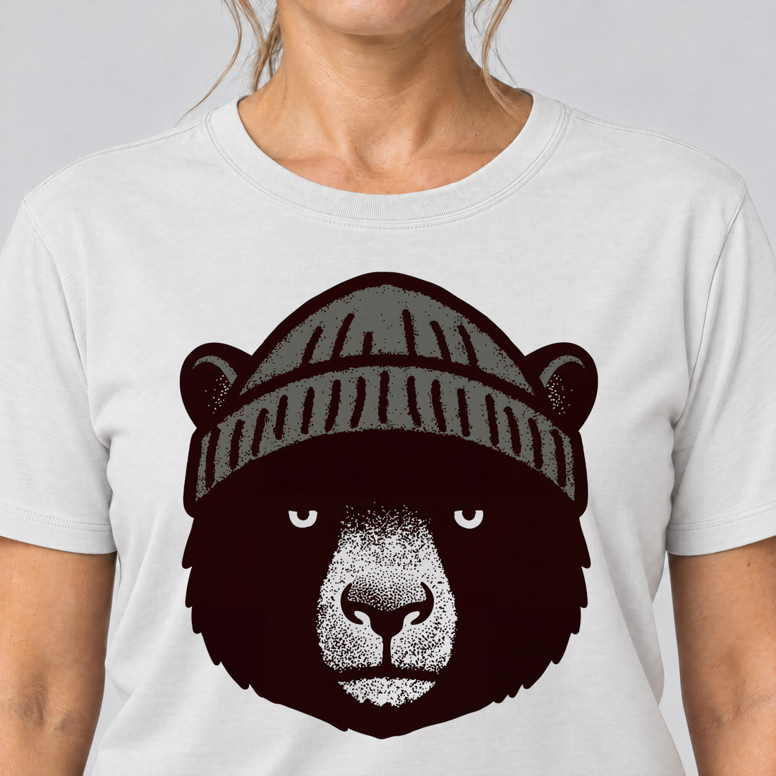Nahaufnahme des Drucks: Bär mit Strickmütze – T-Shirt Unisex in Weiß, von einer Frau getragen