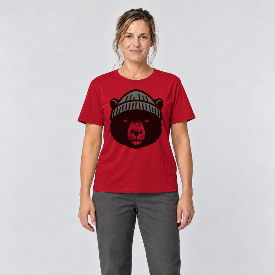 Frau trägt Bär mit Strickmütze – T-Shirt Unisex in Rot, Ansicht von vorn