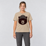 Frau trägt Bär mit Strickmütze – T-Shirt Unisex in Sand, Ansicht von vorn