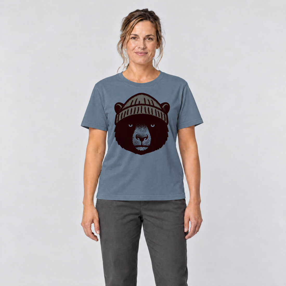 Frau trägt Bär mit Strickmütze – T-Shirt Unisex in Steinblau, Ansicht von vorn