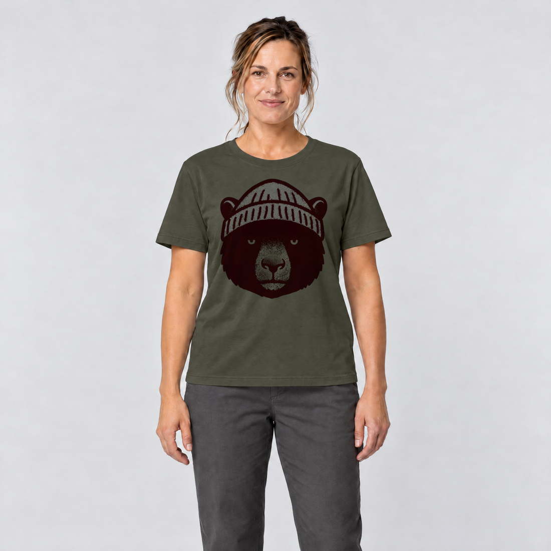 Frau trägt Bär mit Strickmütze – T-Shirt Unisex in Oliv, Ansicht von vorn