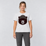 Frau trägt Bär mit Strickmütze – T-Shirt Unisex in Weiß, Ansicht von vorn