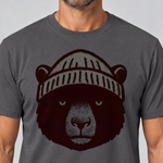 Nahaufnahme des Drucks: Bär mit Strickmütze – T-Shirt Unisex in Dunkelgrau, von einem Mann getragen