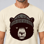 Nahaufnahme des Drucks: Bär mit Strickmütze – T-Shirt Unisex in Natur, von einem Mann getragen
