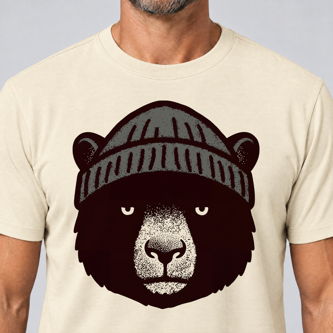 Nahaufnahme des Drucks: Bär mit Strickmütze – T-Shirt Unisex in Natur, von einem Mann getragen