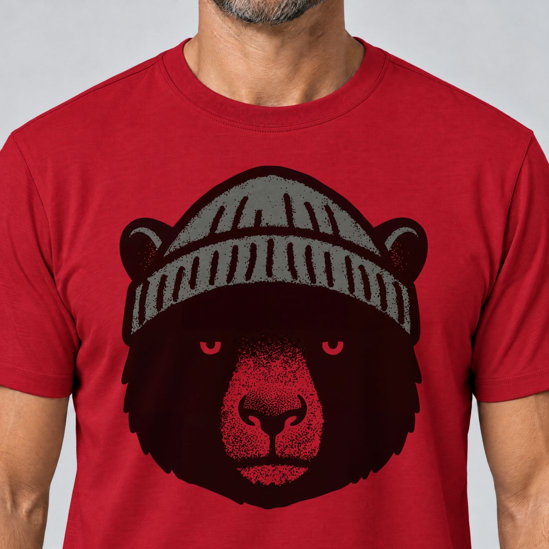 Nahaufnahme des Drucks: Bär mit Strickmütze – T-Shirt Unisex in Rot, von einem Mann getragen